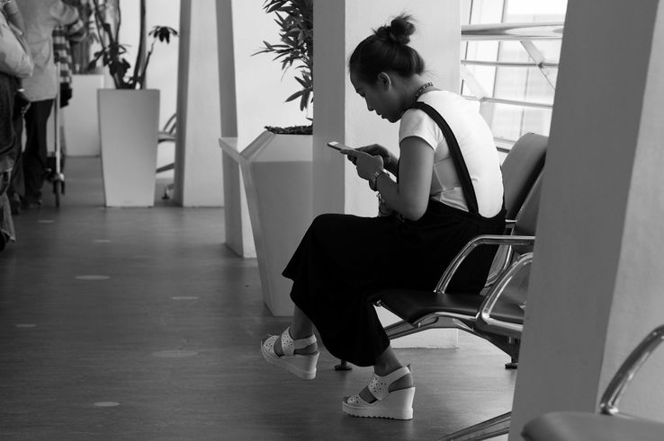 Moment d'attente sur un smartphone dans un aéroport